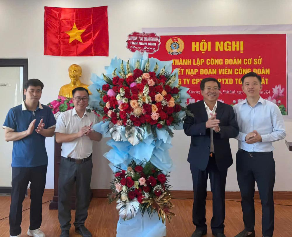 Leaders of the Management Board of Industrial Parks of Ninh Binh province presented flowers to congratulate the Trade Union of Toan Phat Trading Joint Stock Company. Photo: Nguyen Truong