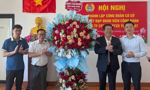 Lãnh đạo Ban quản lý các khu công nghiệp tỉnh Ninh Bình tặng hoa chúc mừng CĐCS Công ty Cổ phần Thương mại Toàn Phát. Ảnh: Nguyễn Trường
