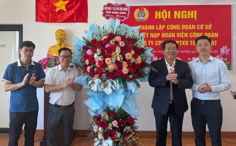 Leaders of the Management Board of Industrial Parks of Ninh Binh province presented flowers to congratulate the Trade Union of Toan Phat Trading Joint Stock Company. Photo: Nguyen Truong