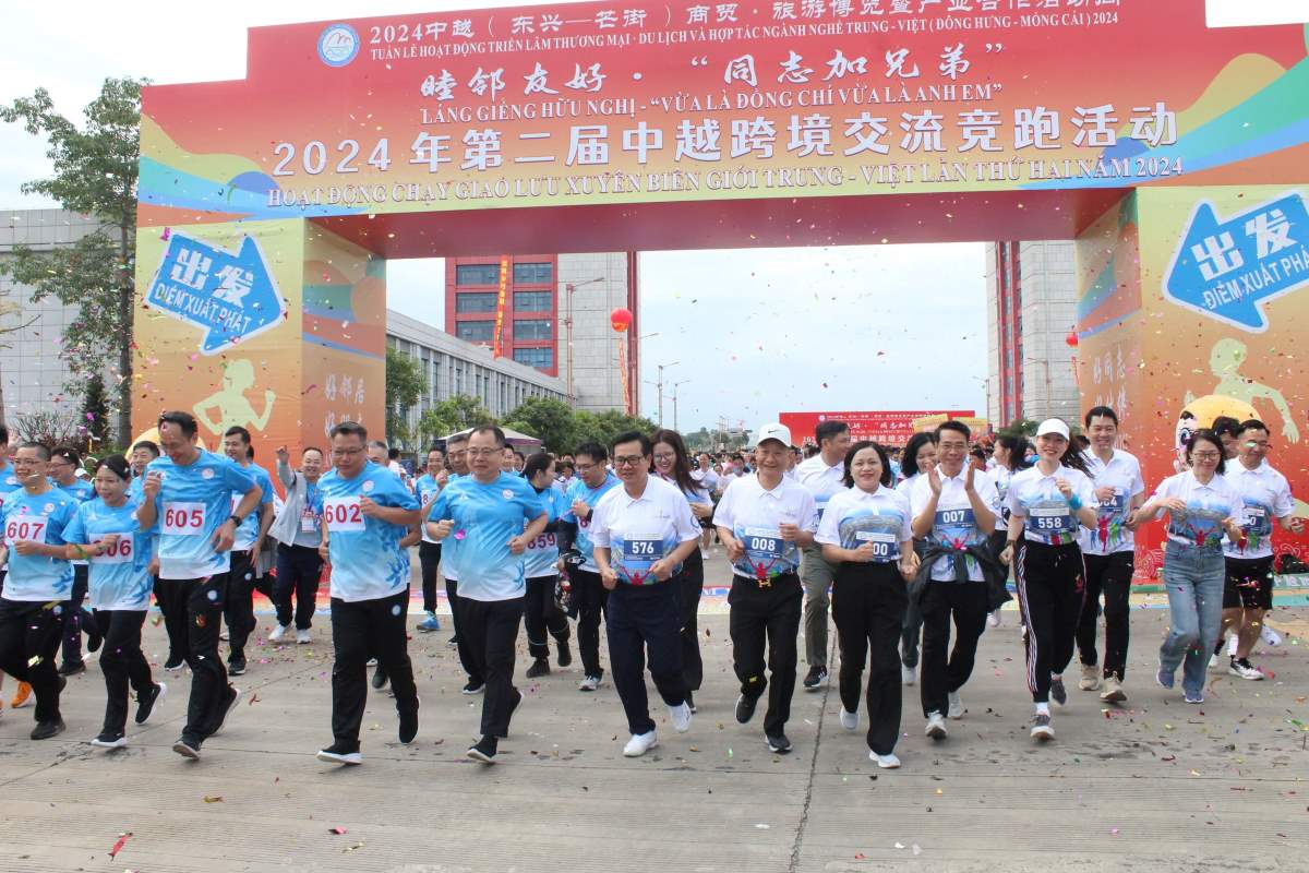 Leaders of Mong Cai city (Quang Ninh, Vietnam) and Dongxing (China) participated in the Vietnam - China cross-border run. Photo: Mong Cai Information Portal
