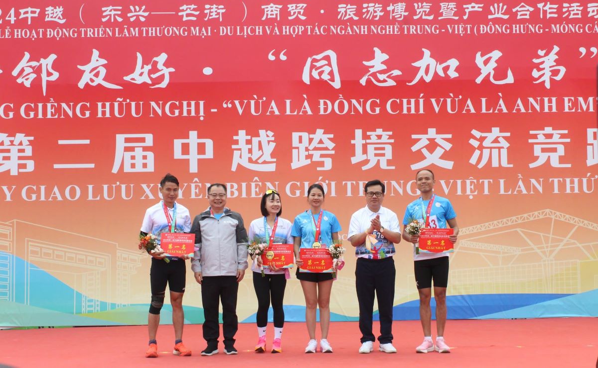 Lanh dao TP Mong Cai va TP Dong Hung trao giai cho cac VDV xuat sac. Anh: Cong thong tin Mong Cai