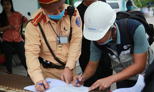 Cảnh sát giao thông lập biên bản vi phạm hành chính. Ảnh: Phạm Đông
