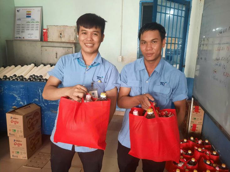 Workers are excited to receive Tet gifts in 2024. Photo: Minh Tam