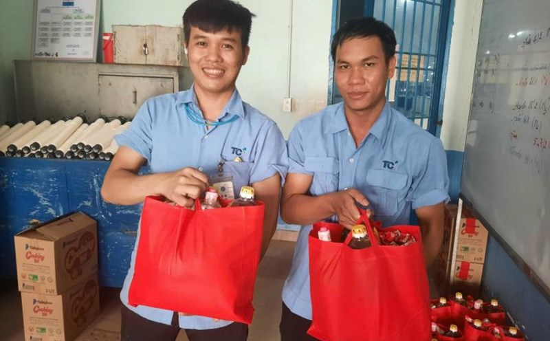 Workers are excited to receive Tet gifts in 2024. Photo: Minh Tam