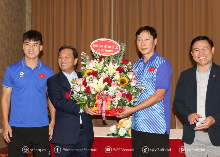 The Vietnamese team received flowers and words of encouragement from Mr. Nguyen Minh Tam - Ambassador Extraordinary and Plenipotentiary of Vietnam to Laos (2nd from left) before the AFF Cup 2024. Photo: VFF