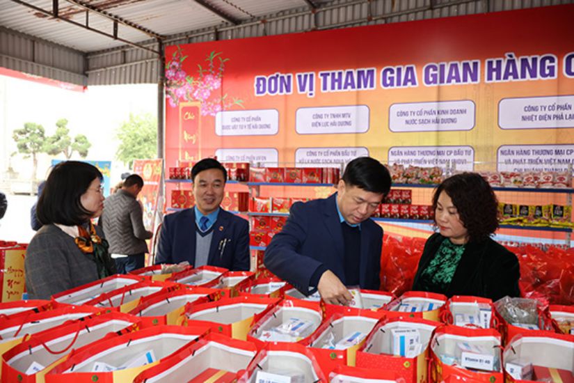 Delegates visit the zero-dong booth of the Hai Duong Provincial Labor Federation on the occasion of the Year of the Dragon. Photo: Dieu Thuy