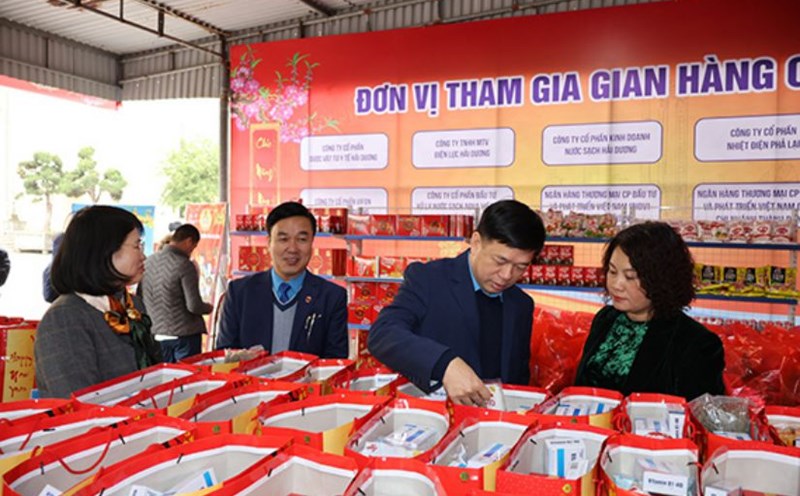 Delegates visit the zero-dong booth of the Hai Duong Provincial Labor Federation on the occasion of the Year of the Dragon. Photo: Dieu Thuy