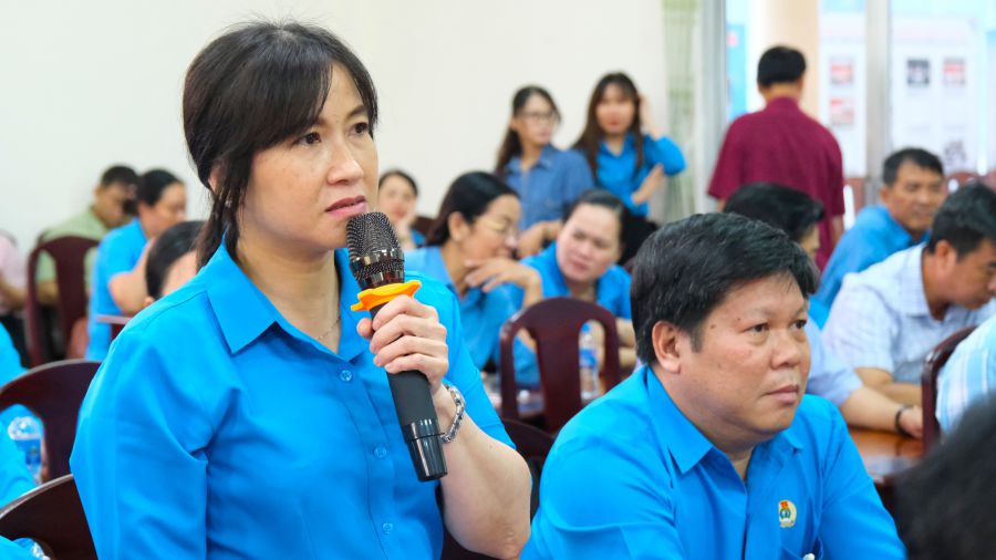 Voter Kieu My Hanh Dung (Can Tho Urban Joint Stock Company's Trade Union) proposed to pay attention to building daycare centers for children of workers and laborers in industrial parks. Photo: My Ly