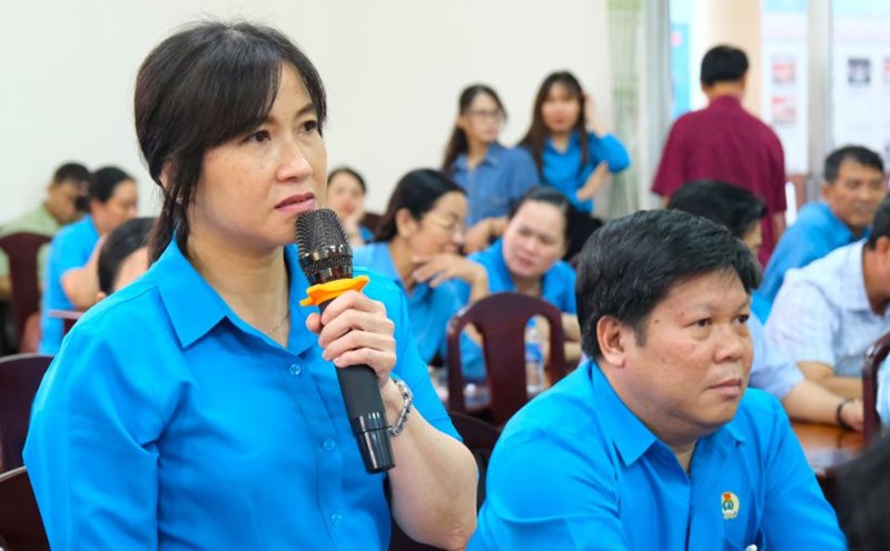 Voter Kieu My Hanh Dung (Can Tho Urban Joint Stock Company's Trade Union) proposed to pay attention to building daycare centers for children of workers and laborers in industrial parks. Photo: My Ly