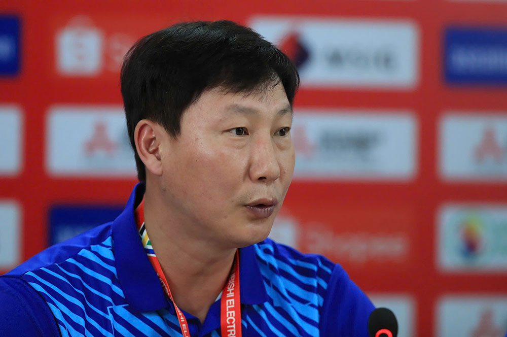 Coach Kim Sang-sik attended a press conference on the evening of December 8. Photo: Minh Dan