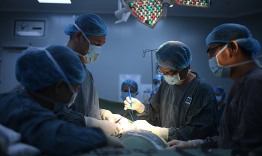 Các bác sĩ đang thực hiện ca phẫu thuật cắt bỏ khối u tái tạo tuyến vú cho bệnh nhân ung thư vú. Ảnh: THUÝ DIỄM