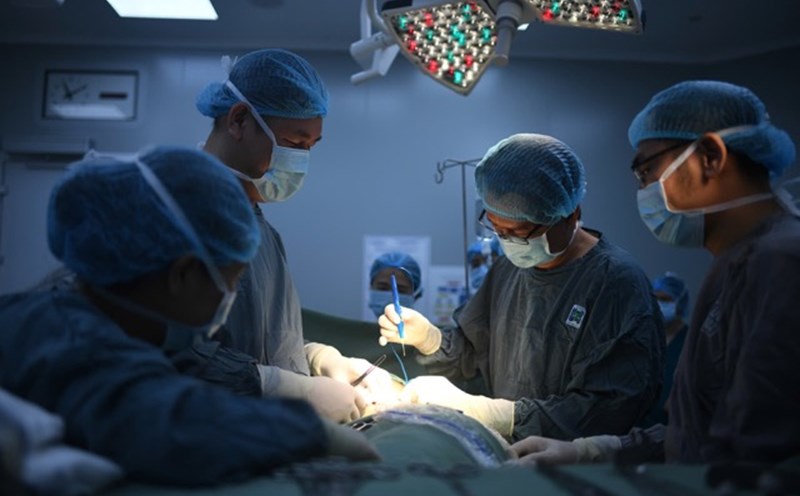 Doctors are performing a tumor removal and breast reconstruction surgery for a breast cancer patient. Photo: THUY DIEM