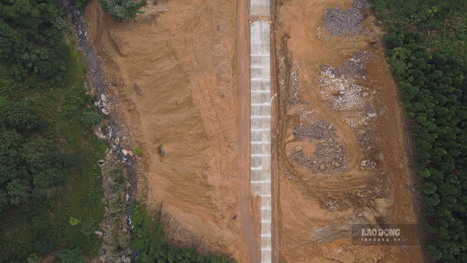 Mặt đường dự án đang thi công. Ảnh: Trần Bùi