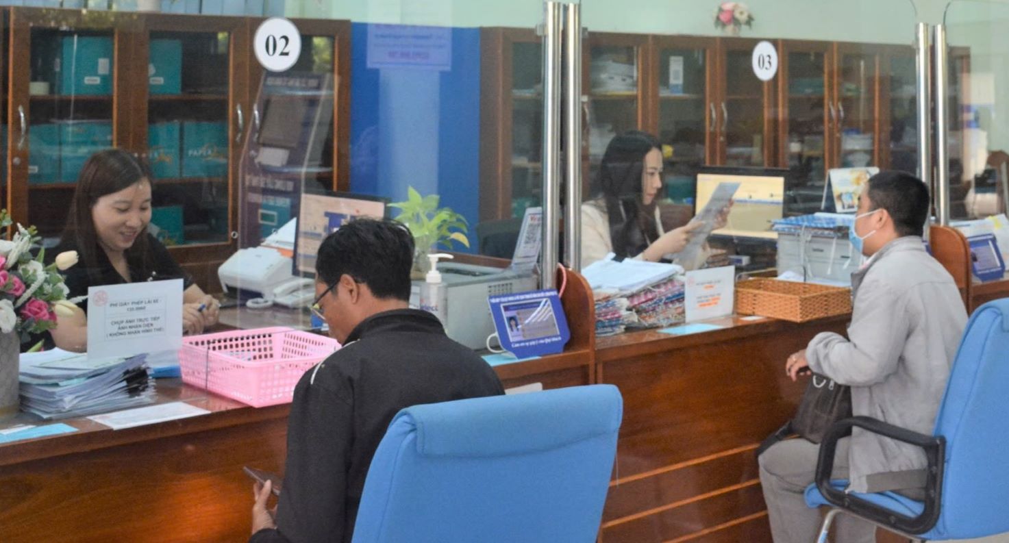 Staff working at the Soc Trang Provincial Public Administration Service Center. Photo: Phuong Anh