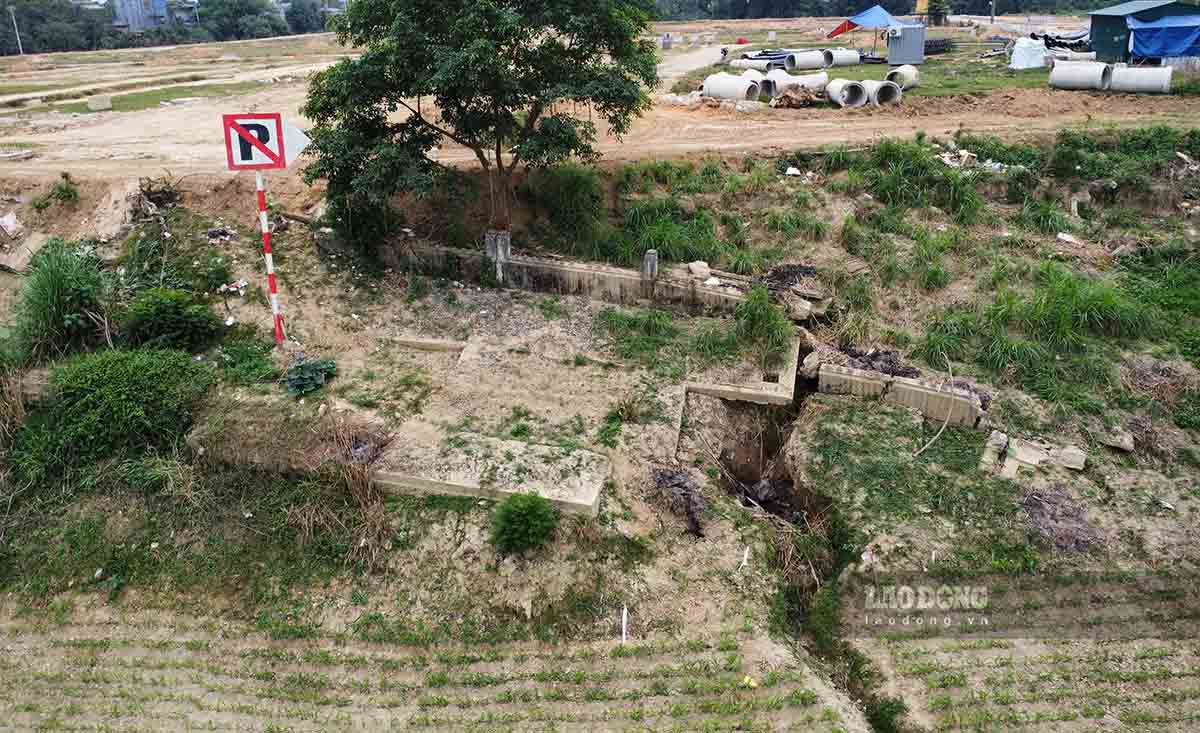 Bà Liên, người dân phường An Tường cho biết: “Năm 2017 một đoạn bờ kè trước khu vực đình Viên Châu bị đổ sập, nhiều năm sau đó mới sửa phần dưới sông, còn mái kè, lan can vẫn nguyên hiện trạng đổ vỡ. Chúng tôi gần như không mấy khi qua đây đi bộ, hay thể dục“. Ảnh: Việt Bắc.