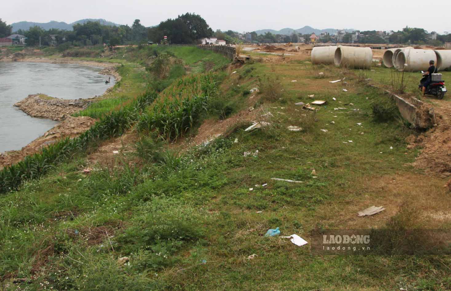 Công trình bảo vệ bờ kè sông Lô gắn với chỉnh trang đô thị đoạn qua TP Tuyên Quang dài 16,1 km, tổng mức đầu tư hơn 385 tỉ đồng, được phê duyệt từ năm 2007, sau một số lần điều chỉnh, kéo dài tiến độ, đến năm 2017 dự án mới cơ bản hoàn thành. Ảnh: Việt Bắc. 