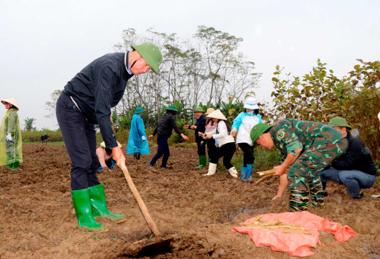 Secretary of the Provincial Party Committee, Chairman of the People's Committee of Yen Bai province Tran Huy Tuan and the working delegation participated in planting mulberry trees in Thanh Thinh commune, Tran Yen district. Photo: Yenbai.gov