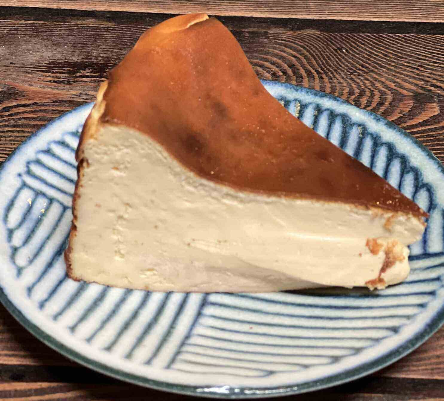 There are many reasons why you shouldn't eat cake for breakfast. Photo: Kieu Vu