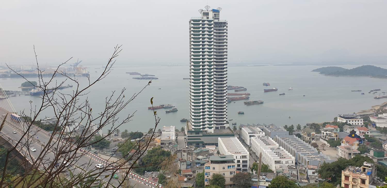 A high-rise apartment building located right on Cua Luc Bay and Bai Chay Bridge. Photo: Nguyen Hung