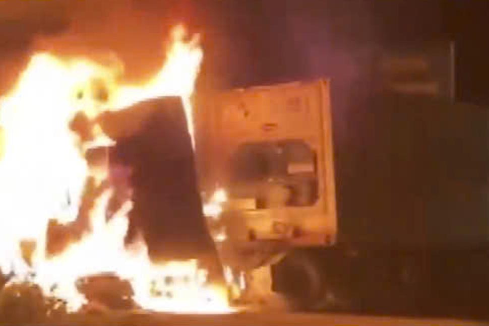 Image of container truck fire on the evening of December 8 in Ha Linh commune, Huong Khe district. Photo cut from clip.