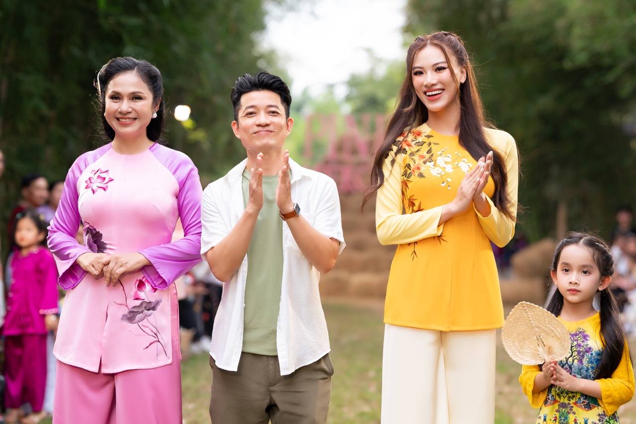Viet Trinh (left) performs fashion show. Photo: Artist provided.
