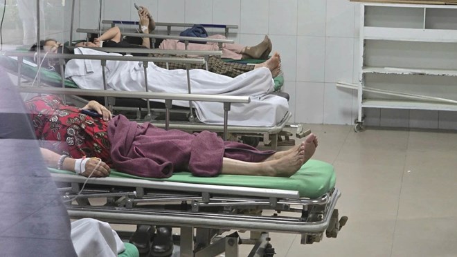 Some poisoned workers were hospitalized for treatment. Photo: Phan Ngoc