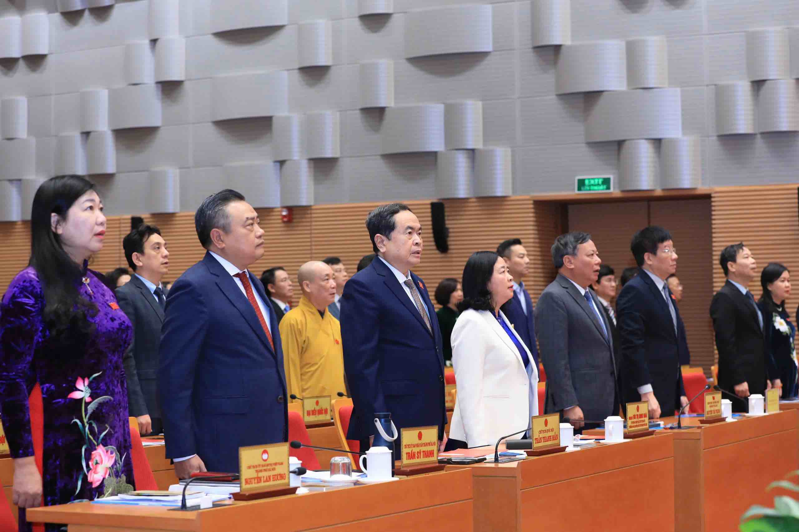 Chu tich Quoc hoi Tran Thanh Man va cac dai bieu thuc hien nghi le chao co. Anh: HDND TP Ha Noi