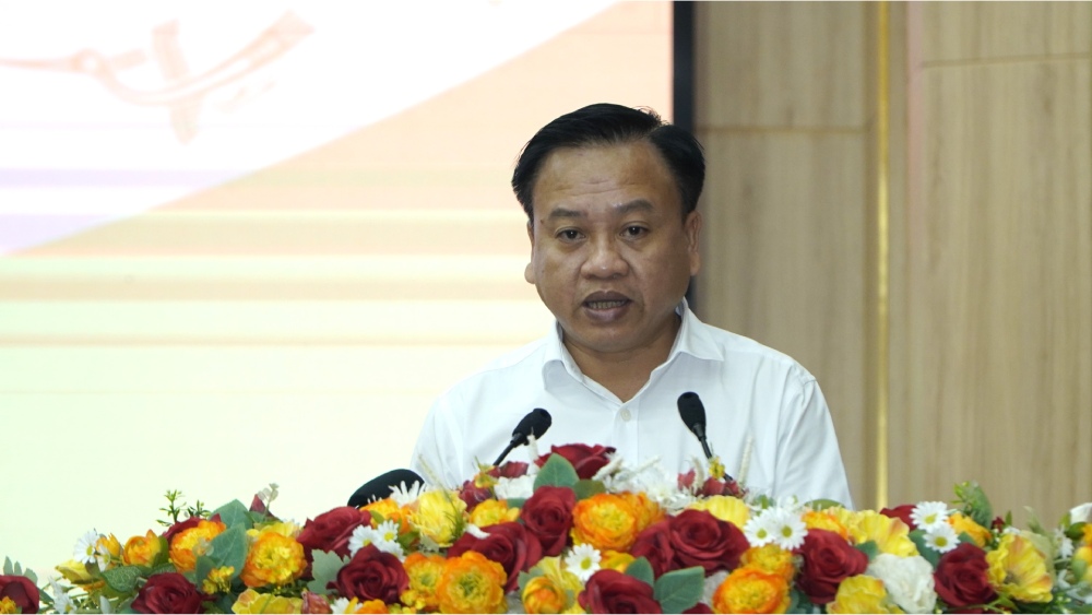 Director of the Department of Planning and Investment Bui Phuoc Chau presented the proposal to adjust the investment policy for the project to build the coastal road in the West of Phu Quoc Island. Photo: Nguyen Anh