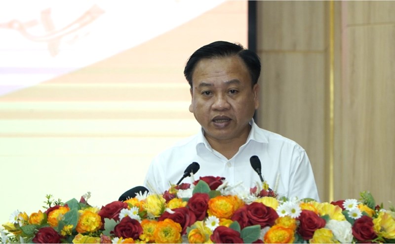 Director of the Department of Planning and Investment Bui Phuoc Chau presented the proposal to adjust the investment policy for the project to build the coastal road in the West of Phu Quoc Island. Photo: Nguyen Anh