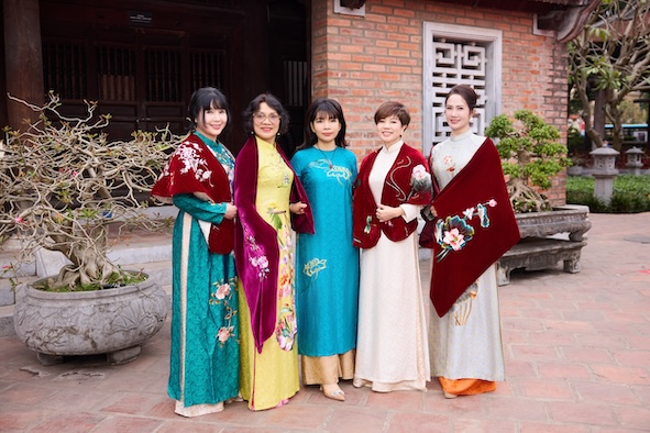 Dan nghe si cung nhau khoe sac tre trung trong ta ao dai truyen thong 