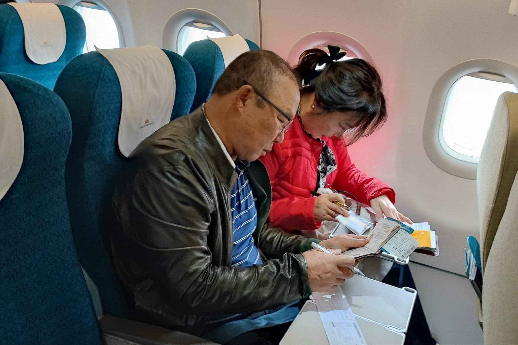 Coach Park Hang-seo on the flight to Laos to watch the Vietnamese team play in the AFF Cup 2024. Photo: Duc Anh