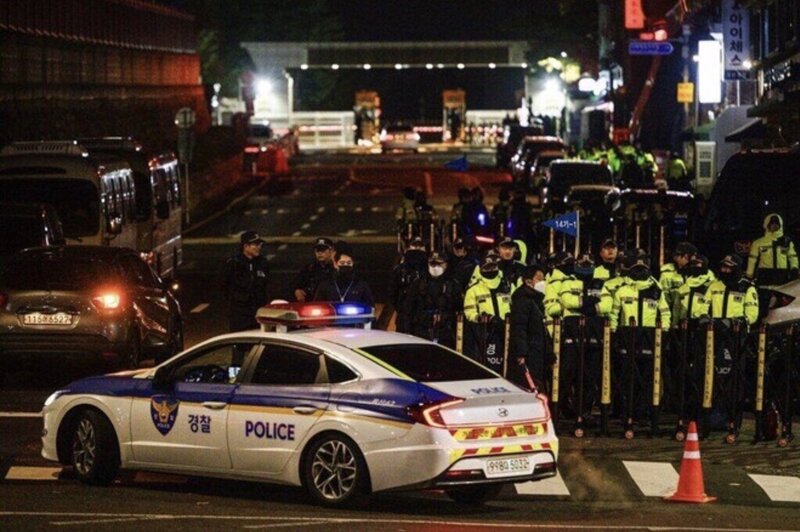 Police set up barricades after South Korean President Yoon Suk Yeol declared martial law. Photo: AFP