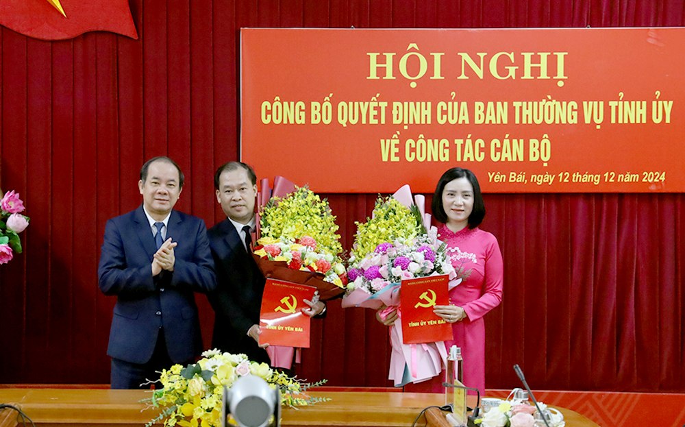 Mr. Ta Van Long - Chairman of Yen Bai Provincial People's Council - presented the decision on transfer, appointment and flowers to the new Deputy Heads of the Provincial Party Committee's Organization Board. Photo: Hoai Van