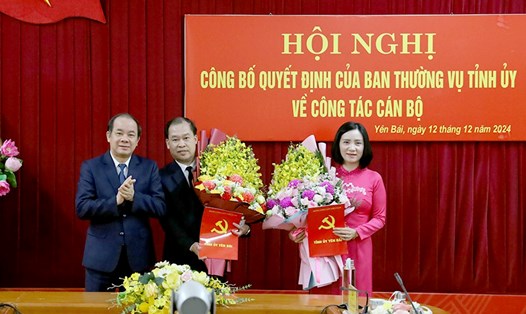 Ông Tạ Văn Long - Chủ tịch HĐND tỉnh Yên Bái - trao quyết định điều động, bổ nhiệm và tặng hoa cho các tân Phó Trưởng Ban Tổ chức Tỉnh ủy. Ảnh: Hoài Văn