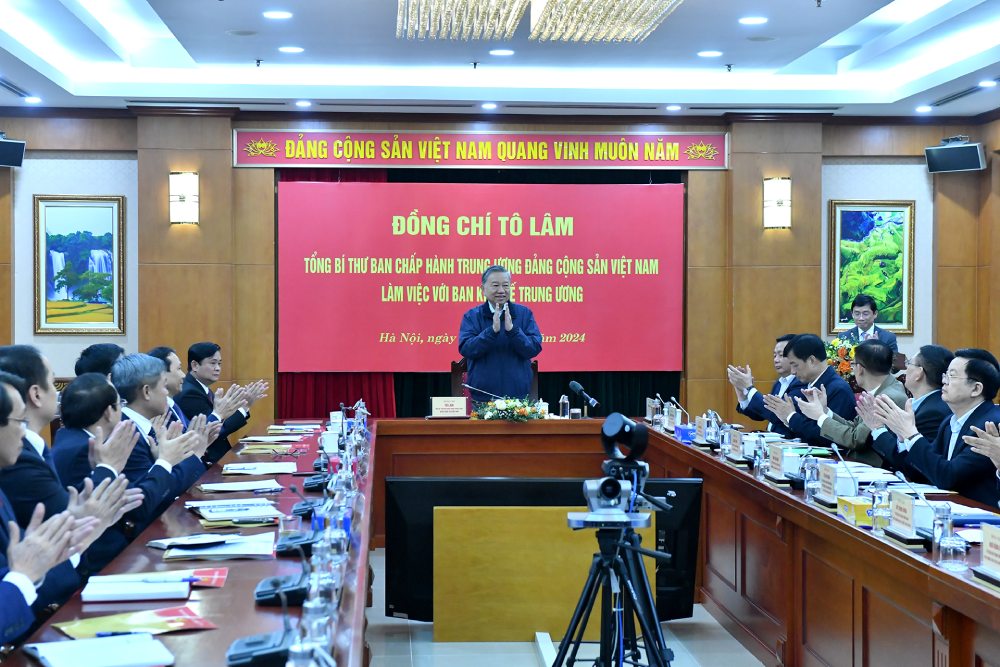 General Secretary To Lam chaired a working session with the Central Economic Committee. Photo: Dang Khoa
