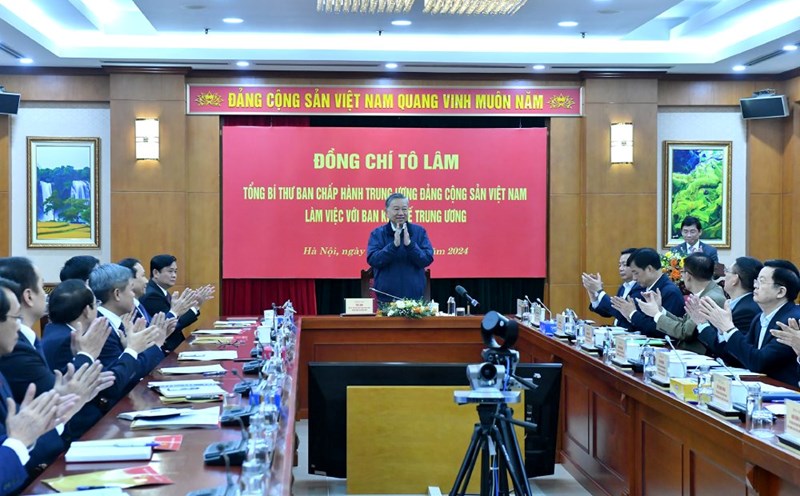 General Secretary To Lam chaired a working session with the Central Economic Committee. Photo: Dang Khoa