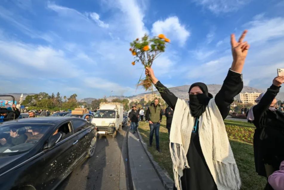 Nguoi dan an mung o Damascus ngay 8.12.2024. Anh: AFP