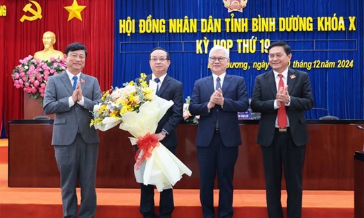 Lãnh đạo tỉnh Bình Dương tặng hoa chúc mừng ông Bùi Minh Thạnh trúng cử chức danh Phó Chủ tịch UBND tỉnh khóa X, nhiệm kỳ 2021-2026. Ảnh: Dương Bình
