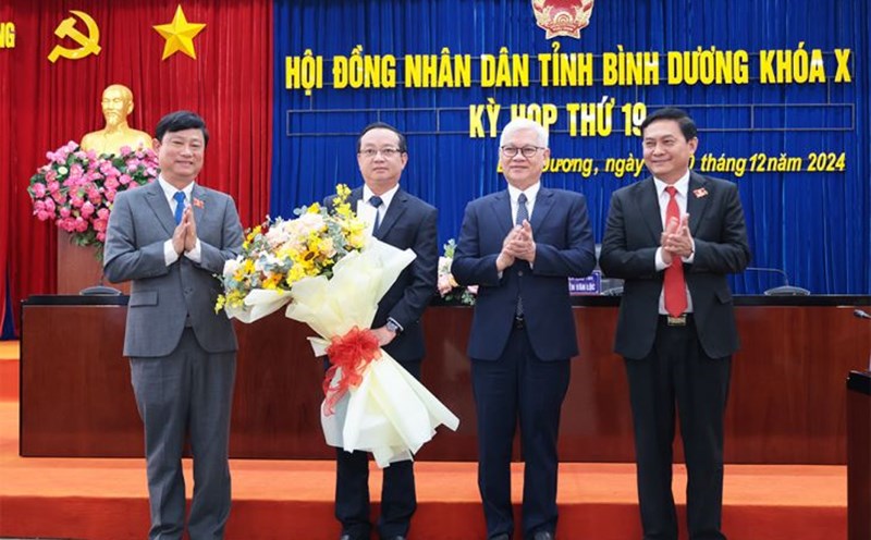Leaders of Binh Duong province presented flowers to congratulate Mr. Bui Minh Thanh on being elected as Vice Chairman of the Provincial People's Committee, term X, 2021-2026. Photo: Duong Binh