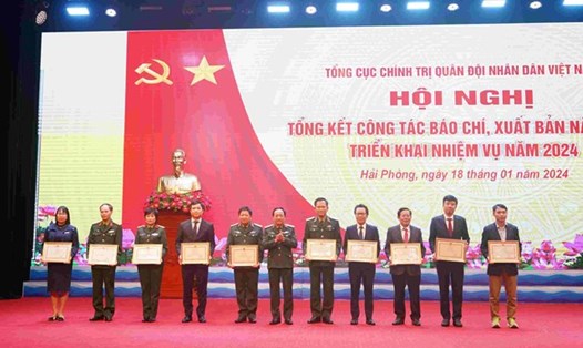 Những tập thể, cá nhân nhận bằng khen của Bộ trưởng Bộ Quốc phòng. Ảnh: Mai Dung