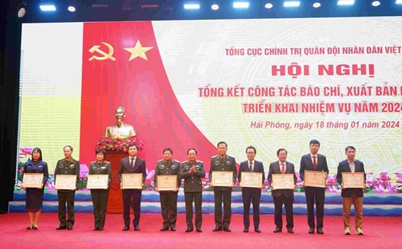 Collectives and individuals receiving certificates of merit from the Minister of National Defense. Photo: Mai Dung