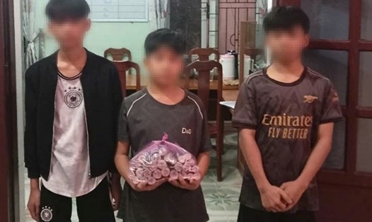 3 thiếu niên ở Quảng Bình cùng số pháo nổ tự chế. Ảnh: Công an Quảng Bình