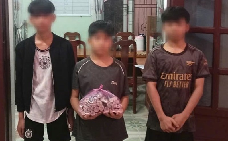 3 teenagers in Quang Binh with homemade firecrackers. Photo: Quang Binh Police
