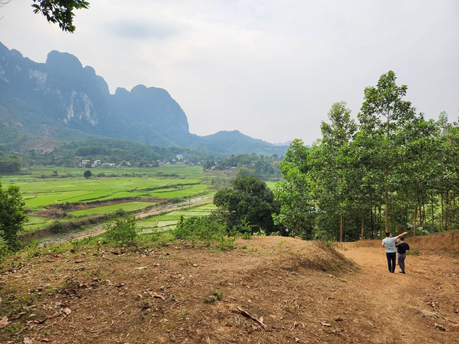The community in villages and residential groups discusses and decides on policies and contribution levels for building infrastructure and public welfare works within the commune, village, and residential group levels, with the people contributing all or part of the funds. Photo: Cao Nguyen