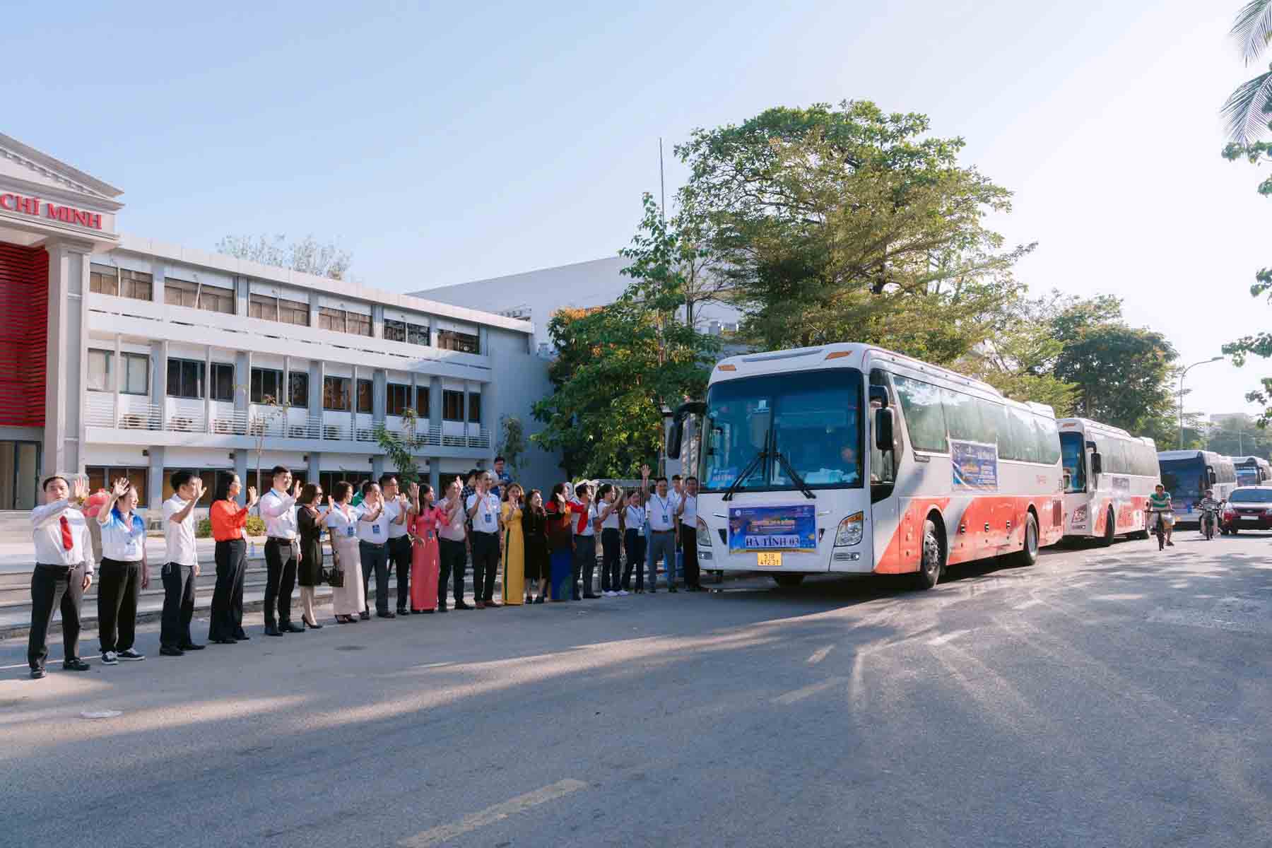 The Southern Ha Tinh Business Association once gave away thousands of free bus tickets to disadvantaged workers and students to return to their hometowns in Ha Tinh to celebrate Tet. Photo: Tran Tuan.