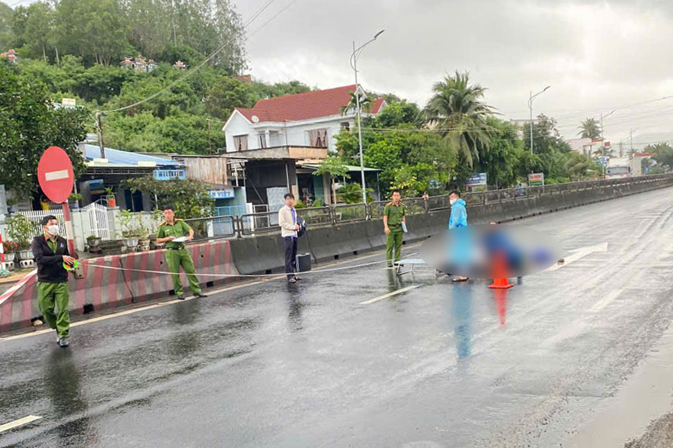 The scene of the accident that killed a man on Highway 1 through Phu Yen. Photo: Minh Hang