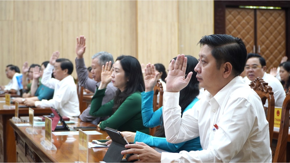 Provincial People's Council delegates vote to approve the draft resolution adjusting the investment policy for the Rach Gia Passenger Port Construction Investment Project, Vinh Thanh Ward, Rach Gia City. Photo: Nguyen Anh