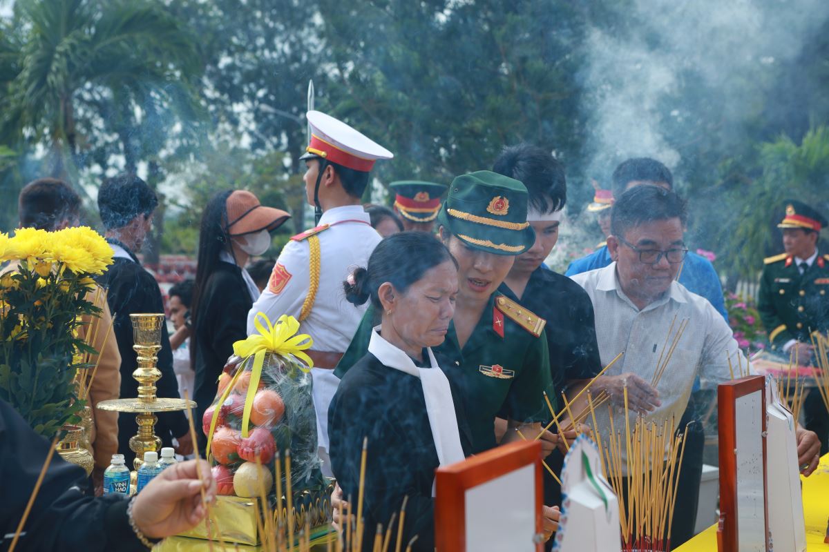 Nguoi than thap huong cho cac liet si. Anh: Duy Tuan 