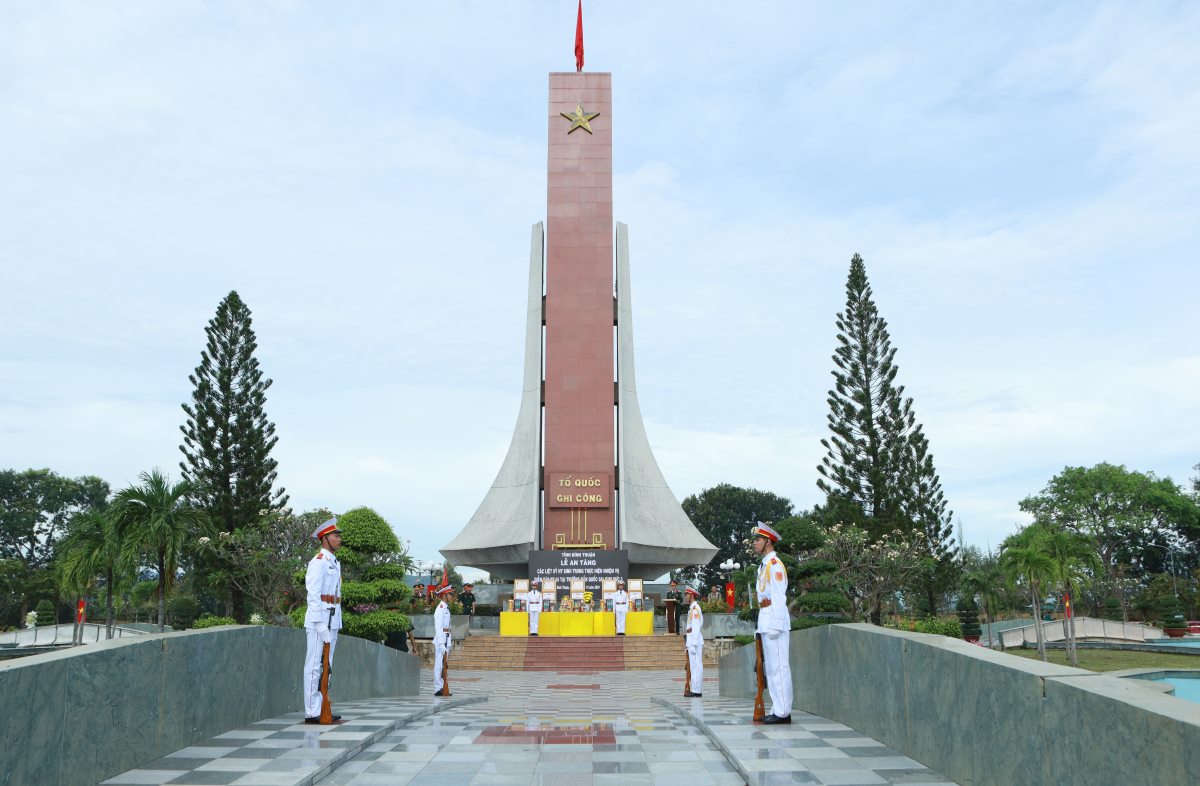 To chuc an tang cac liet si tai Nghia trang liet si tinh Binh Thuan. Anh: Duy Tuan 