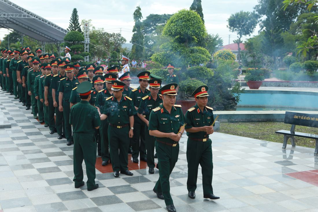 Doan Bo Tu lenh Quan khu 7 thap huong cho cac liet si. Anh: Duy Tuan